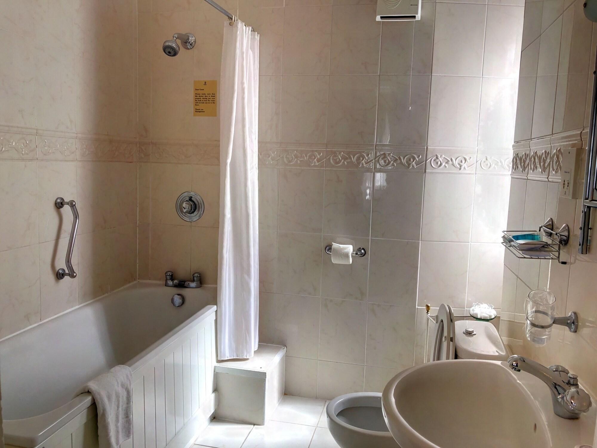 The Diplomat Hotel Лондон Экстерьер фото
