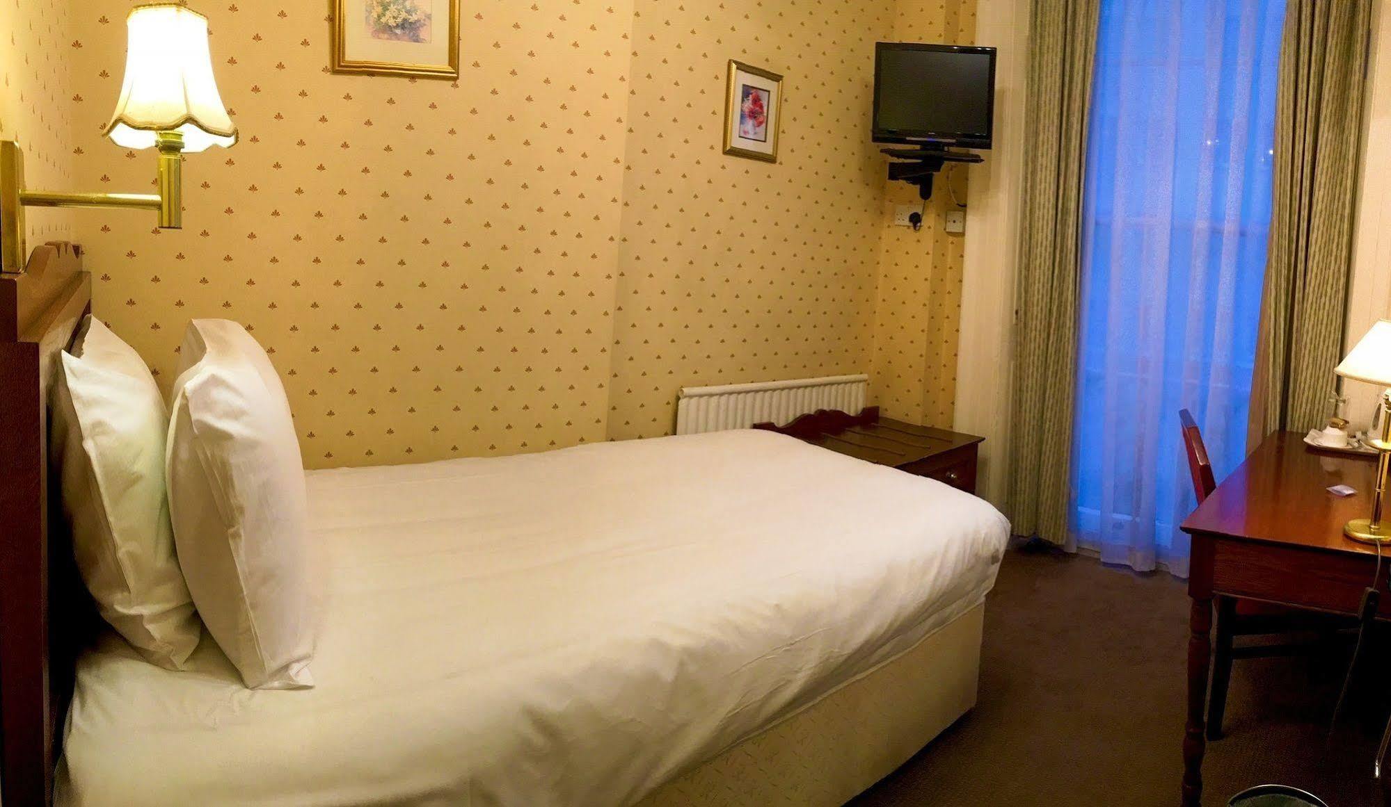 The Diplomat Hotel Лондон Экстерьер фото